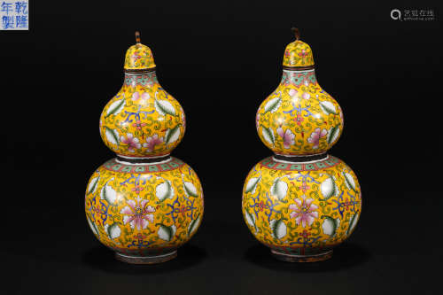 Qing Dynasty painted enamel flowers
Gourd bottle