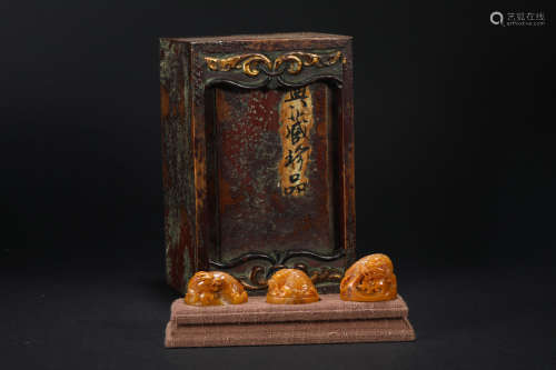 Qing Dynasty A set of Shoushan Tian Huangshi seals with beas...