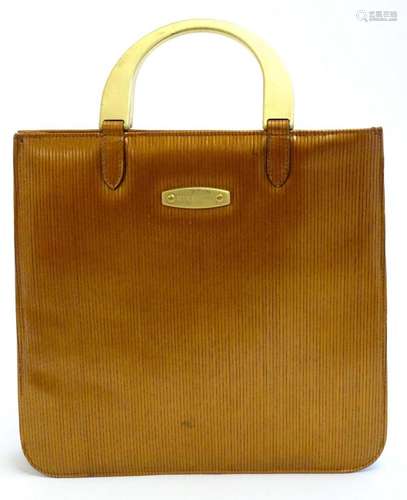 Vintage fashion accessories : A small tote handbag / purse b...