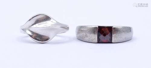 2 Silber Ringe 0.925, 1x mit einen roten facc.Edelstein, zus...