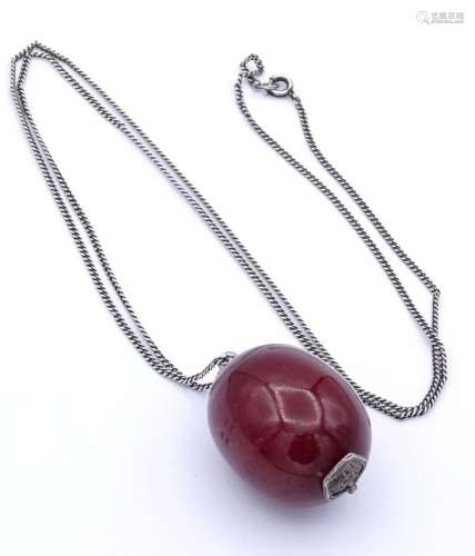 Halskette 0.835 mit sog. Cherry Amber ?, diese mit Emblem de...