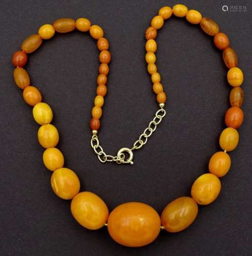 Olivenförmige Bernstein Halskette 26 g.
