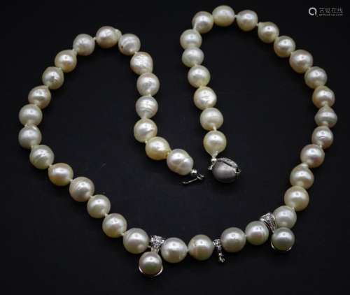Breite Barock-Akoya-Perlen Halskette mit 750er WG Schließe u...