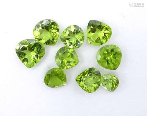 9 Peridots zus. 20,45 ct.