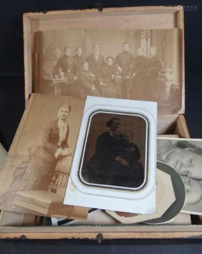 alter Holzkasten mit ca. 40-50 alter Fotos