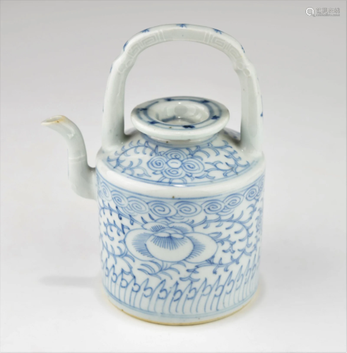 A CHINESE QING DYNASTY BLUE AND WHITE TEAPOT