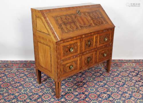 COMMODE SCRIBANNE, en placage de bois indigène et filets de ...