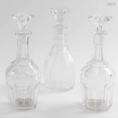 TROIS CARAFES et leurs bouchons en cristal à facettes. Époqu...