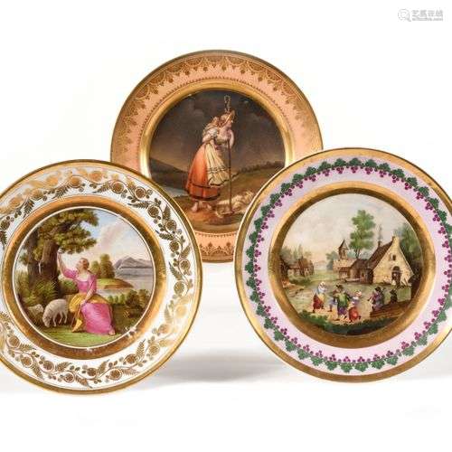 Paris Trois assiettes en porcelaine à décor polychrome de be...