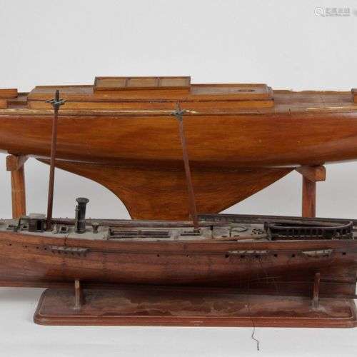 LOT de deux maquettes de coque de bateau en bois : - Une coq...