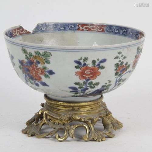 COUPE EN PORCELAINE DITE « IMARI CHINOIS », à décor floral. ...