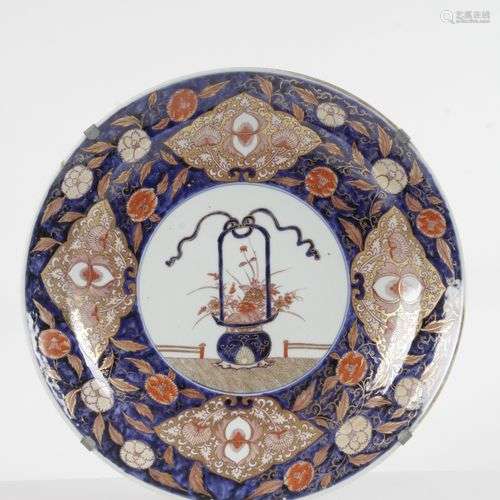 JAPON, XIXE SIECLE Grand plat en porcelaine d’Imari, à décor...