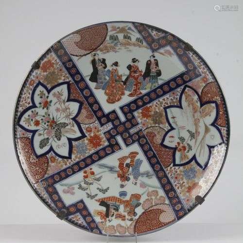 JAPON, XIXE SIECLE Grand plat en porcelaine d’Imari, émaillé...