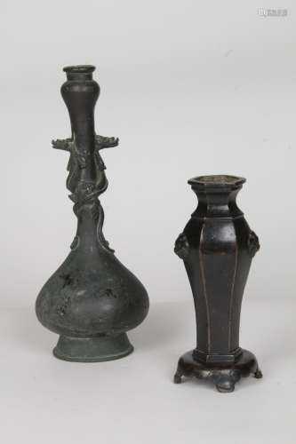 CHINE, PERIODE MING, XVIE-XVIIE SIECLE Deux vases en bronze,...