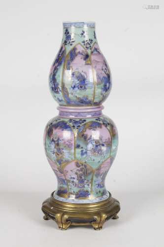 CHINE, EPOQUE KANGXI, XVIIIE SIECLE Vase en porcelaine, de f...