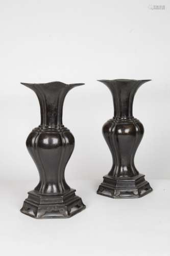 CHINE, XVIIE SIECLE Paire de vases en bronze de patine brune...