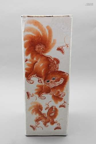 Chinesische Vase auf quadratischer Basis