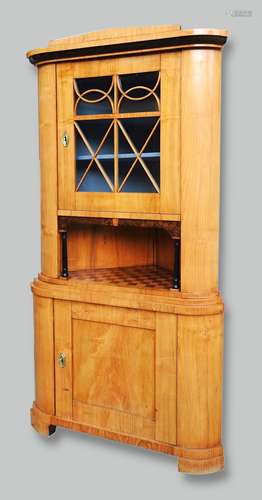 Elegante Biedermeier-Eckvitrine