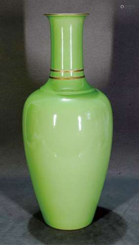 清雍正 苹果绿釉长颈敞口瓶