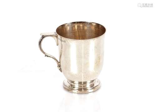 A silver mug, London 1957, 5oz