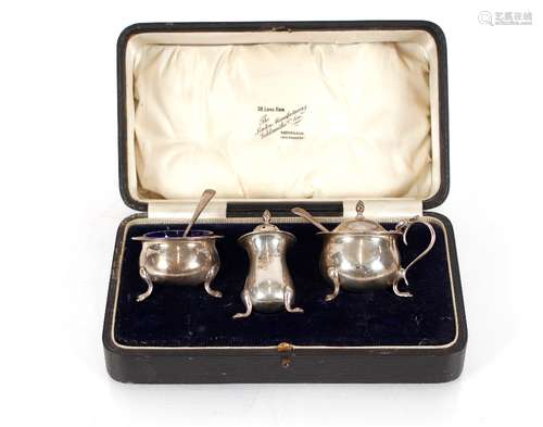 A cased George V three piece silver cruet, Birmingham 1918