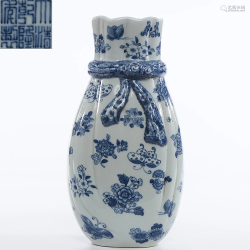 A Blue and White Ribbon Vase Qing Dynasty
