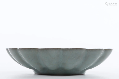 A Guan-ware Lobed Bowl Ming Dynasty