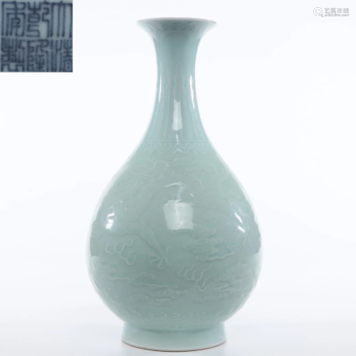 A Celadon Glazed Vase Yuhuchunping Qing Dynasty