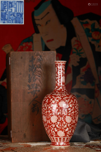 An Iron Red Long-neck Vase Qing Dynasty