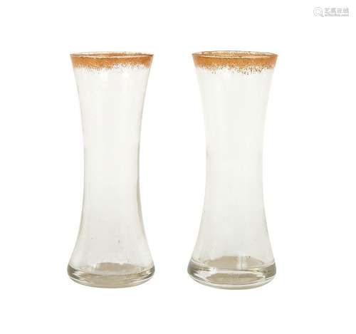 Deux vases soliflore miniatures à bords côtelés à décor de f...