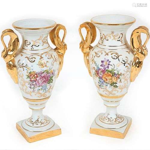 PARIS Paire de vases fuseau en porcelaine polychrome et or à...