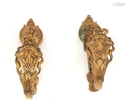 Quatre embrases en bronze doré de style Louis XVI monogrammé...