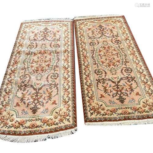 Deux tapis en laine à décor rayonnant européen de fleurs et ...