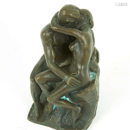 Petite reproduction en bronze représentant le baiser d après...