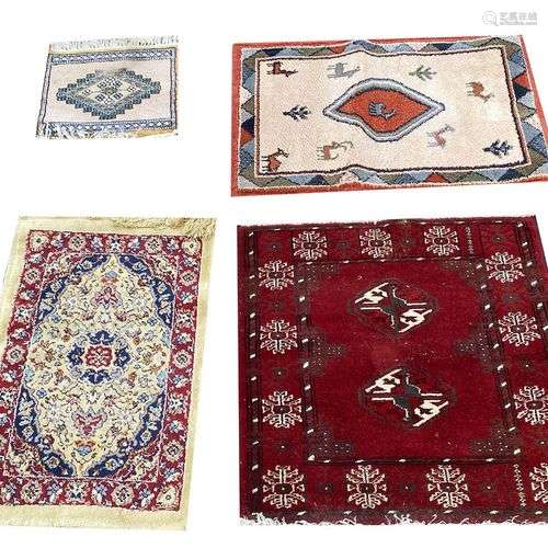 Quatre tapis divers 60 x 55 cm 61 x 38 cm 65 x 45 cm 30 x 30...