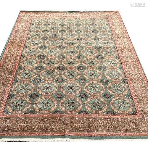 Tapis d Orient à fond vert et décor de rosaces. 250 x 170 cm