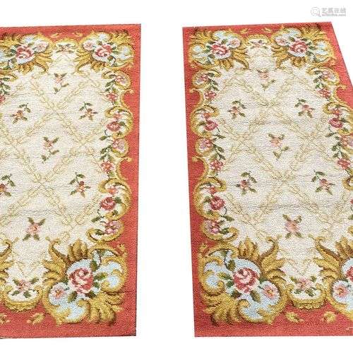 Deux carpettes dans le goût de la Savonnerie. 138 x 69 cm