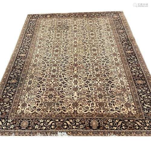 Tapis d Orient à fond beige et décor floral. (Tâches) 290 x ...