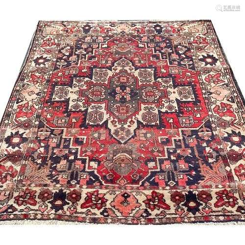 Tapis d Orient à fond rouge, beige et bleu à décor géométriq...