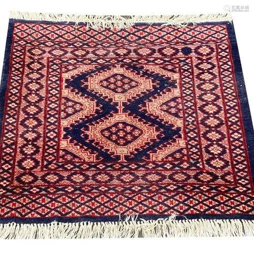 Petit tapis d orient en laine à décor géométrique 70 x 75 cm