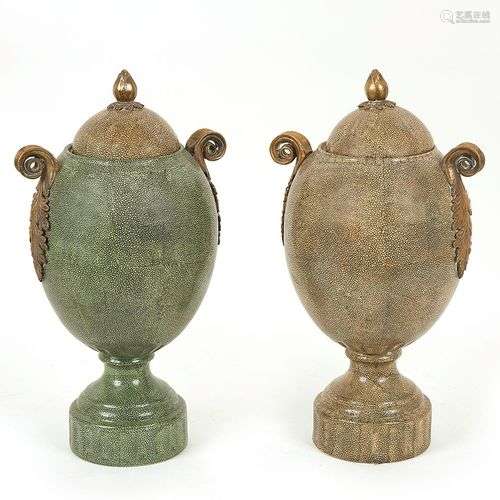 Belle paire de pots couverts en céramique à l imitation du g...