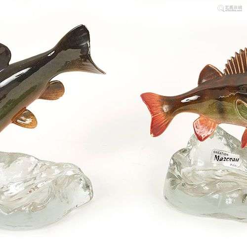 Deux poissons en céramique sur un promontoire en verre porta...