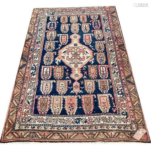 Tapis d Orient en laine à fond bleu et décor géométrique pol...