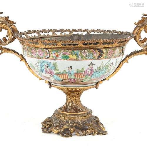 Grande coupe en porcelaine de Canton monté en laiton doré re...