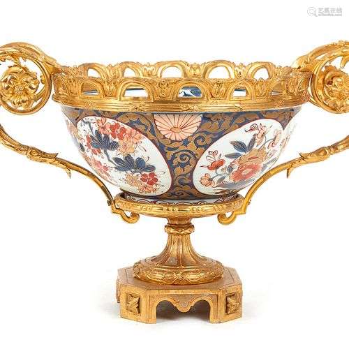 Coupe en porcelaine du japon monté en bronze doré reposant s...