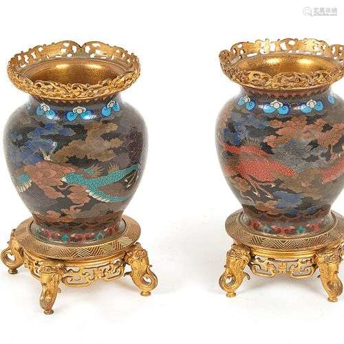 ExTRÊME-ORIENT Paire de petits vases cloisonnés à décor de d...