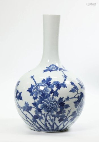 Chinese Blue White Porcelain Tianqiu Peony Vase