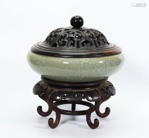 Chinese Crackle Celadon Glaze Porcelain Censer