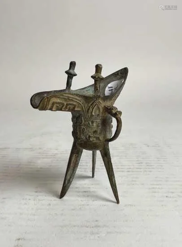 SMALL CHINESE BRONZE TRIPOD LIBATION CUP