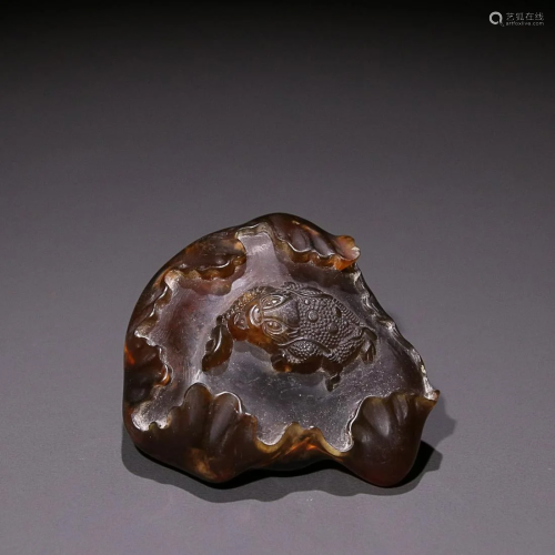 AMBER 'TOAD AND LOTUS LEAF ' CARVING